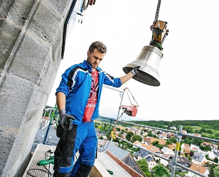 Einbringung von neu gegossenen Glocken mit dem Kran